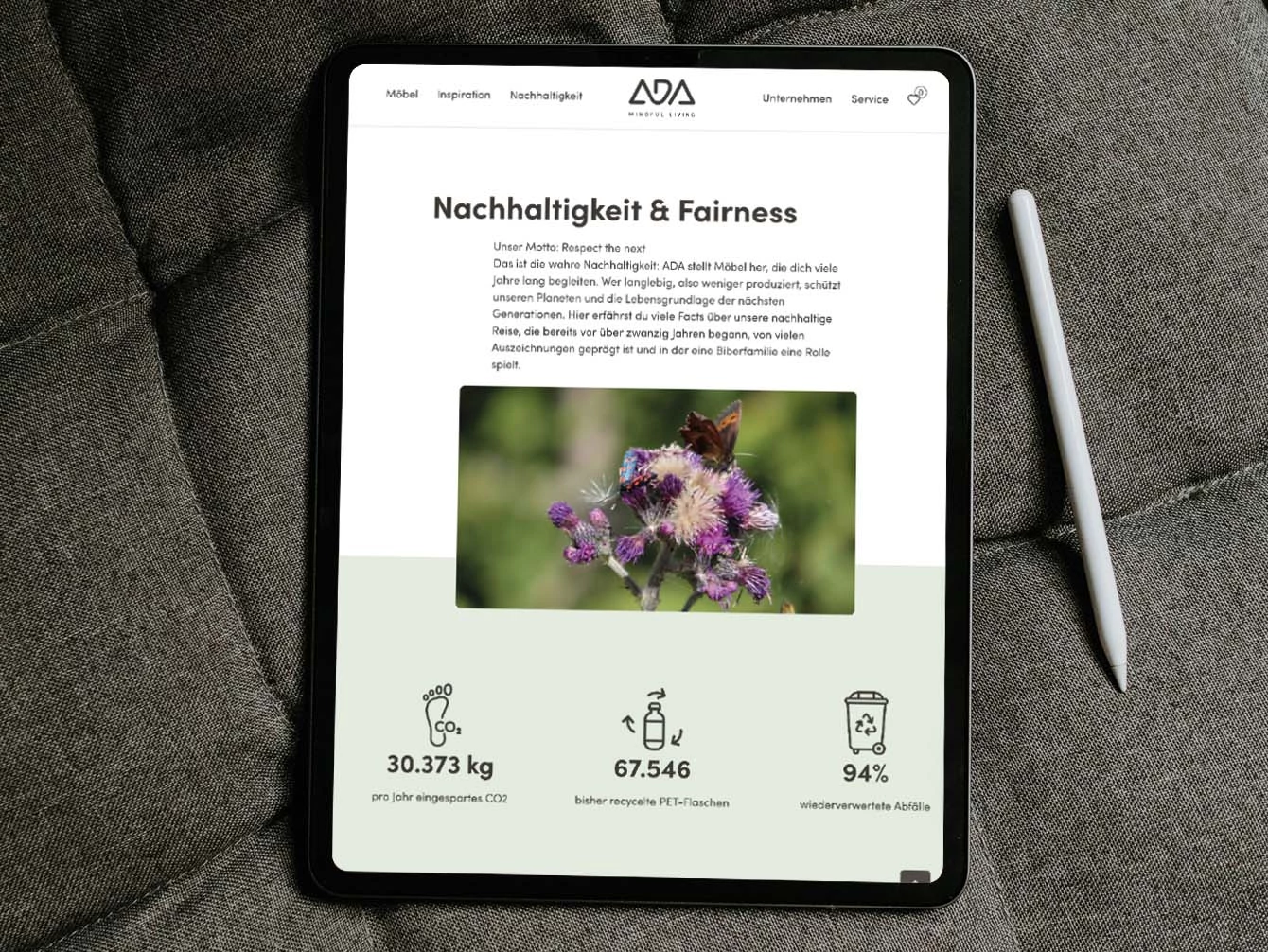 Gezeigt wird ein Tablet mit der ADA Nachhaltigkeits-Website. Neben dem Tablet liegt ein digitaler Stift.