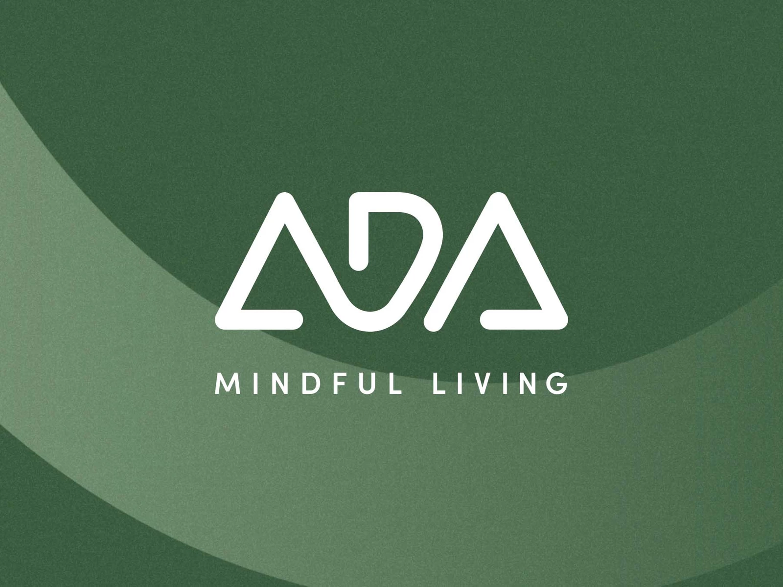 Man sieht hier das neue ADA Logo in weiß mit dem claim "Mindful Living" auf grünem Hintergrund.