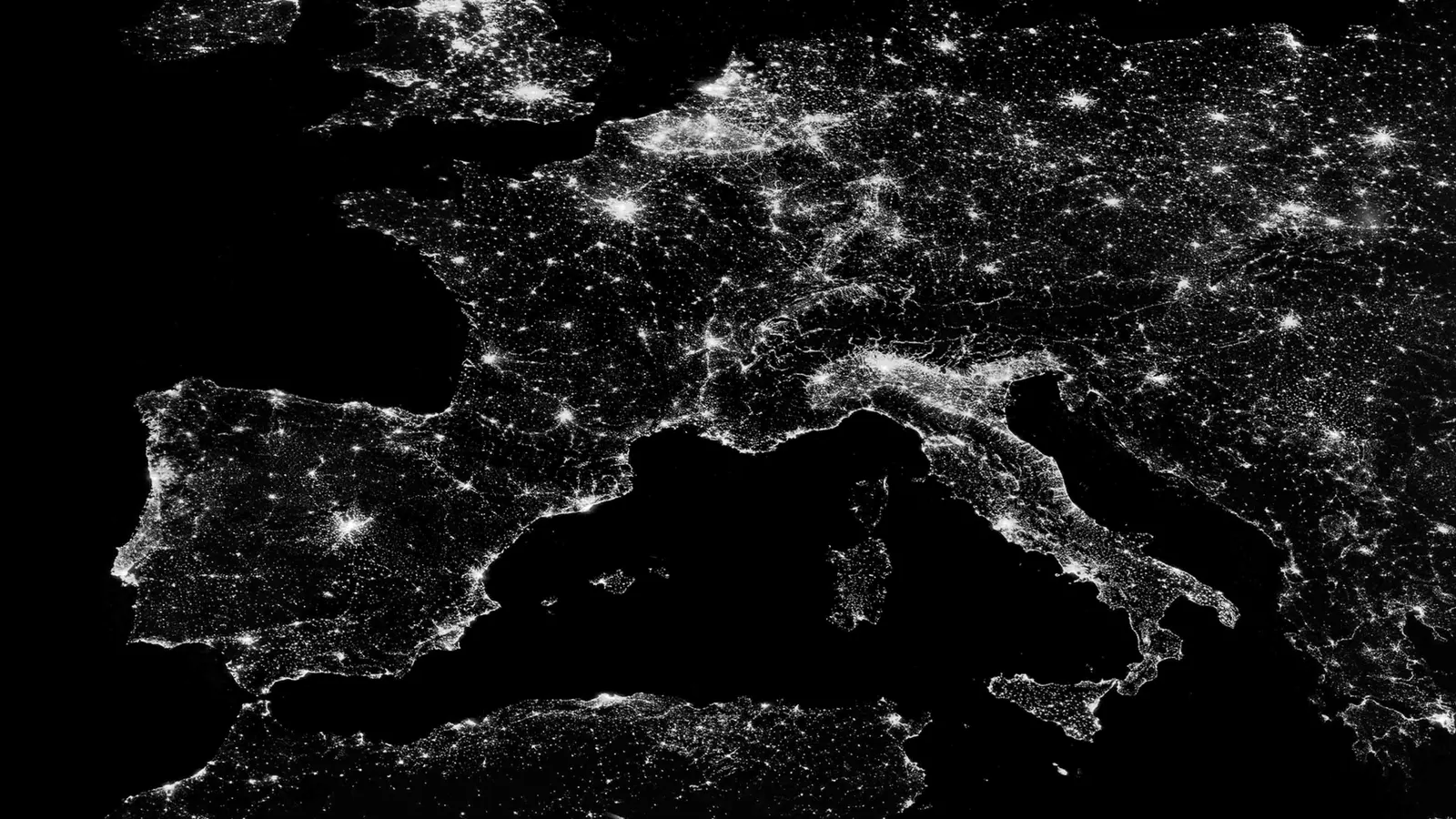 Das Bild zeigt geographisch Europa von oben, jedoch sind die Länder nur schemenhaft als Lichter dargestellt. 
