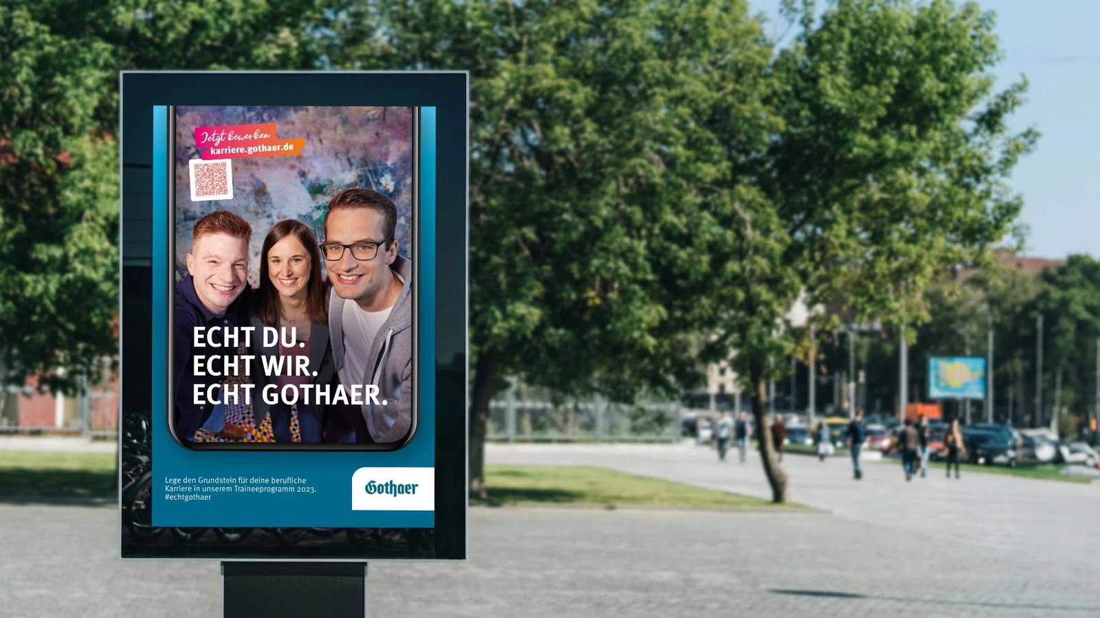 Gezeigt wird eine Werbetafel an einer Straße mit Werbung zur Karriereseite von Gothaer.