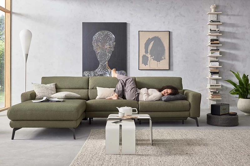 Ein Bild des ADA Shootings auf dem ein Wohnzimmer mit einem grünen Sofa zu sehen ist. Auf dem Sofa liegt eine Frau.