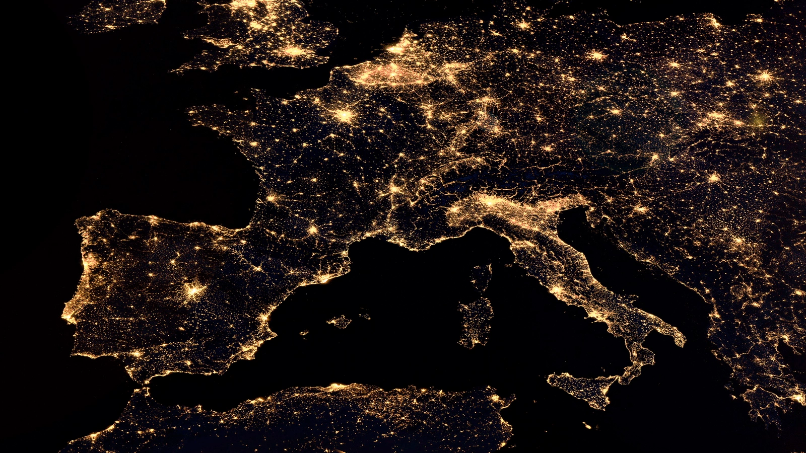 Das Bild zeigt geographisch Europa von oben, jedoch sind die Länder nur schemenhaft als Lichter dargestellt.